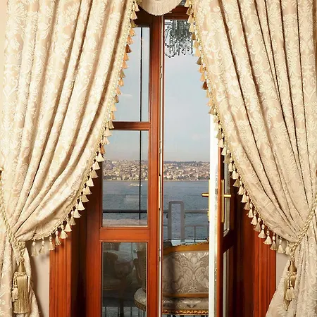Maroon Bosphorus
