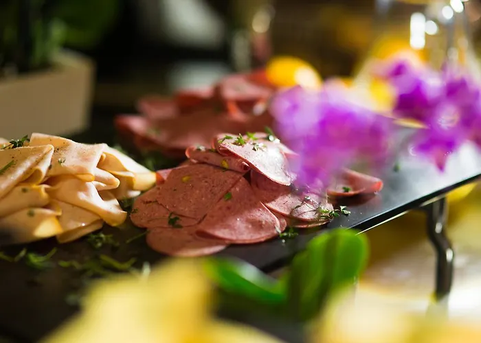 Maroon Bosphorus Istanboel