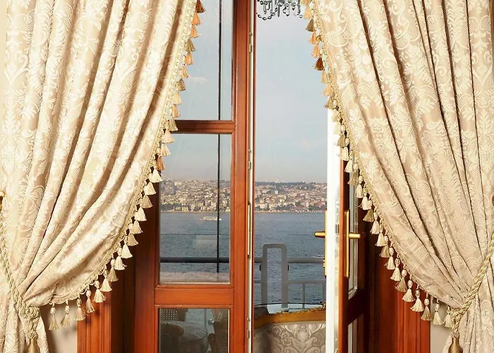 Maroon Bosphorus