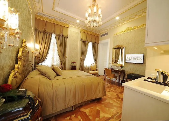 Maroon Bosphorus Istanboel