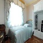 Maroon Bosphorus