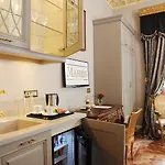 Maroon Bosphorus