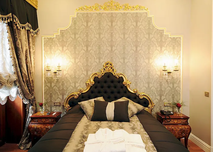 Maroon Bosphorus Hotel